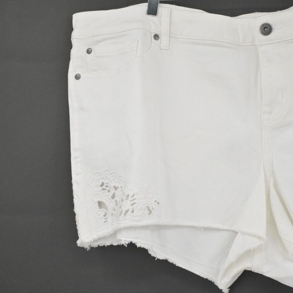 TORRID Shorts Womens Sz 26 Cutout Embroidery Skinny Vintage Stretch White Denim - Picture 8 of 11